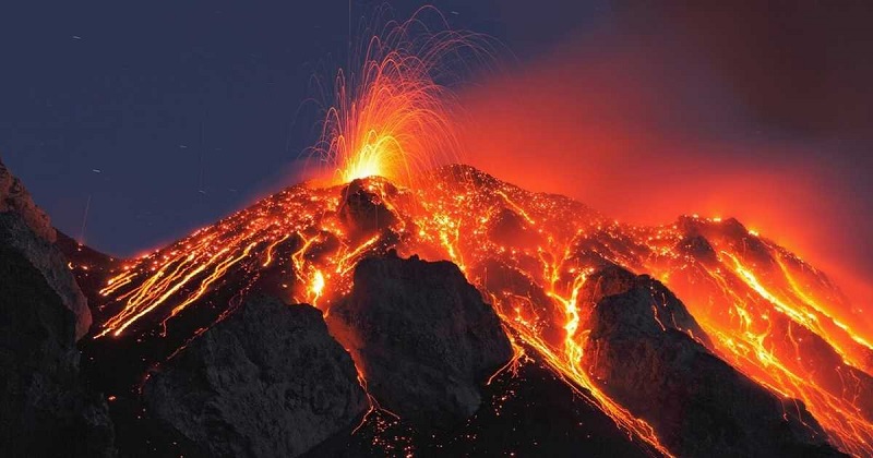 incredible video of the kilauea volcano erupting